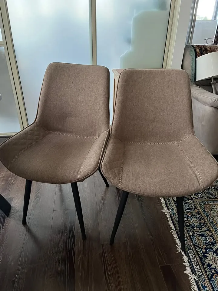 Dining Table & 4 Chairs - Leon's - Excellent Condition image indicator(4)