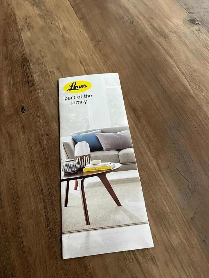 Dining Table & 4 Chairs - Leon's - Excellent Condition image indicator(5)