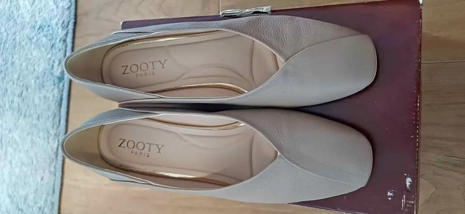 Zooty Paris Leather Pumps (US 8) thumbnail