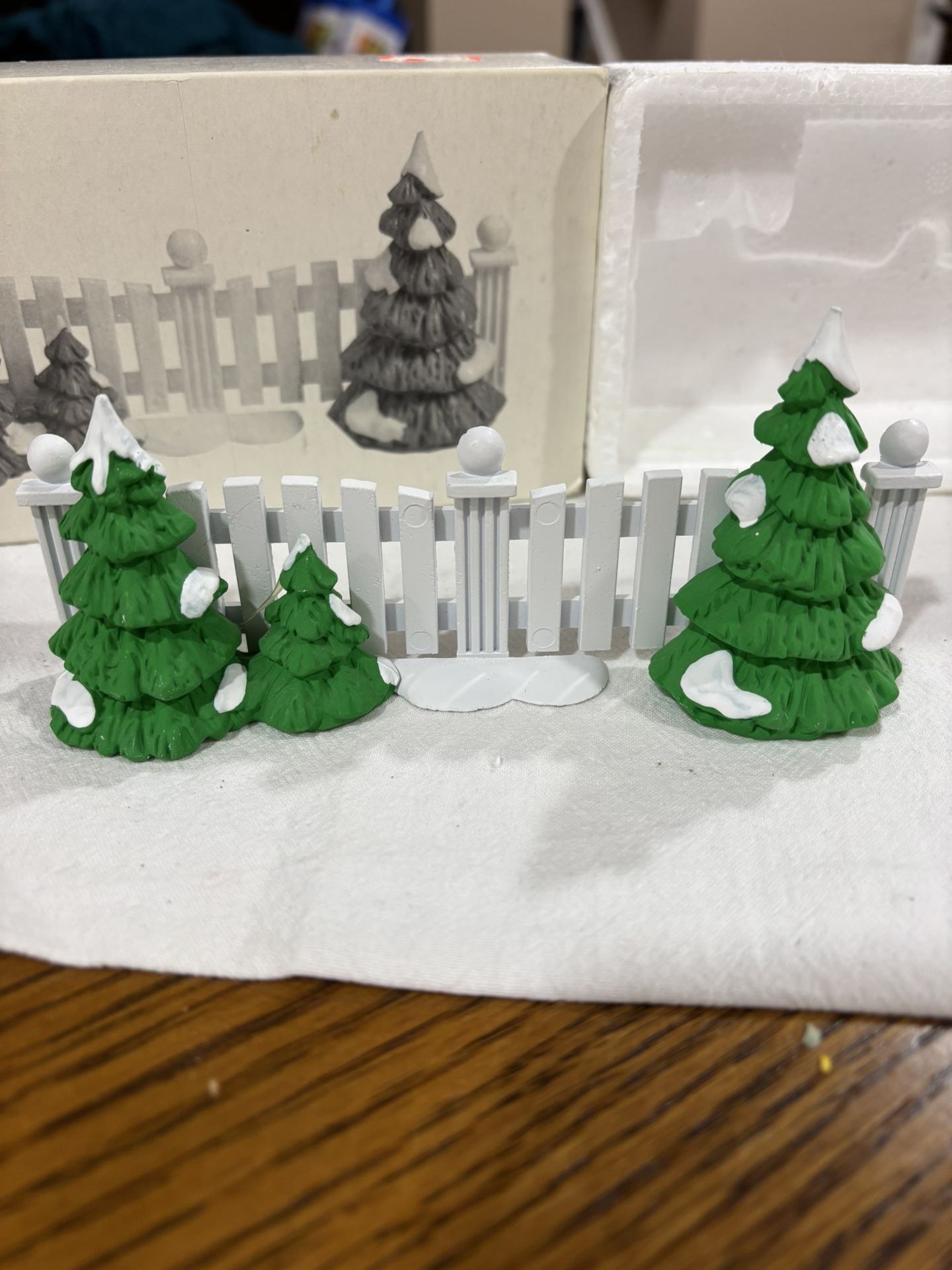 Dept 56 Frosty Tree Lined White Picket Fence