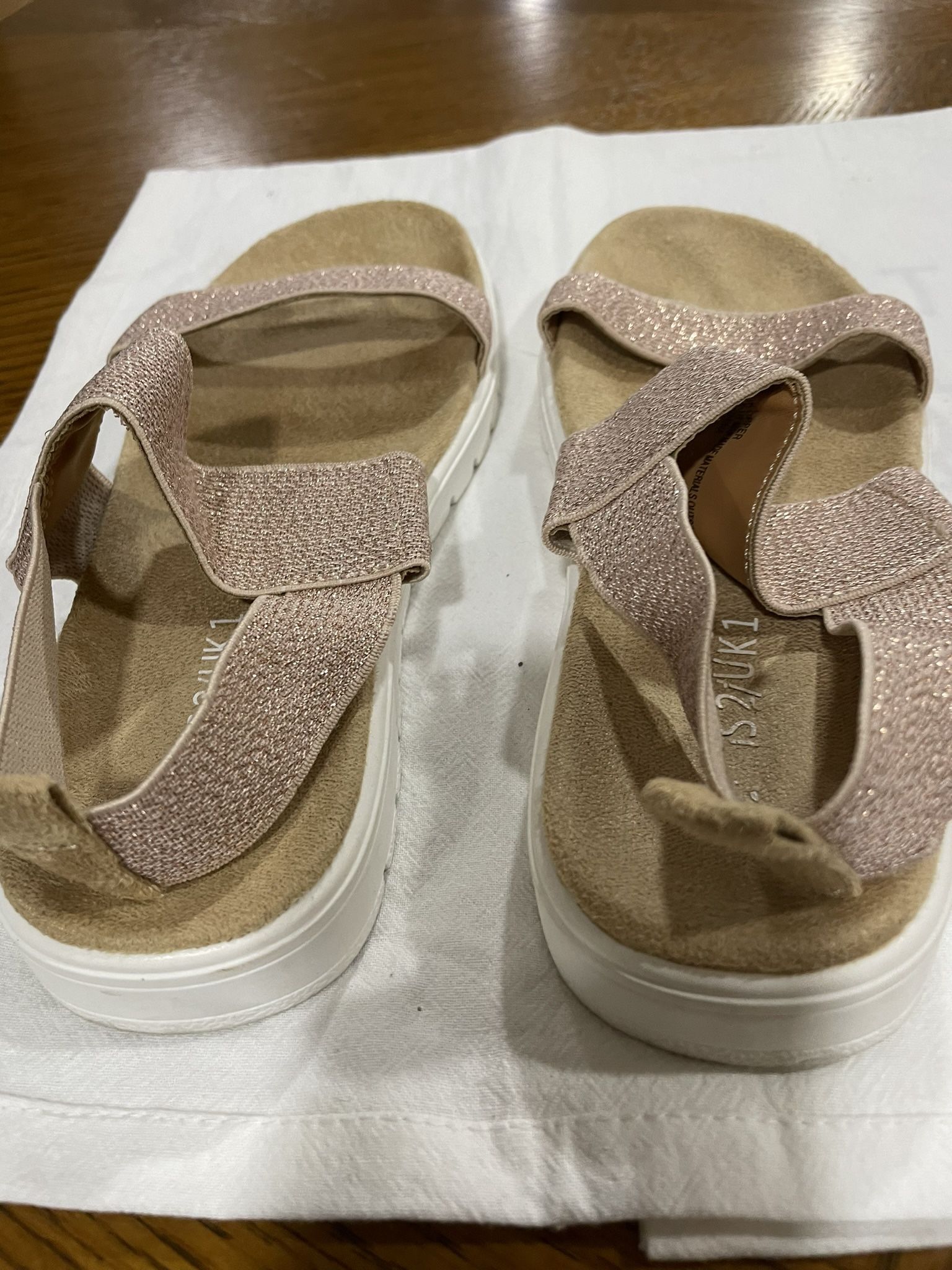 Girls Size 2 Rose Gold Rose Sandals - photo 3