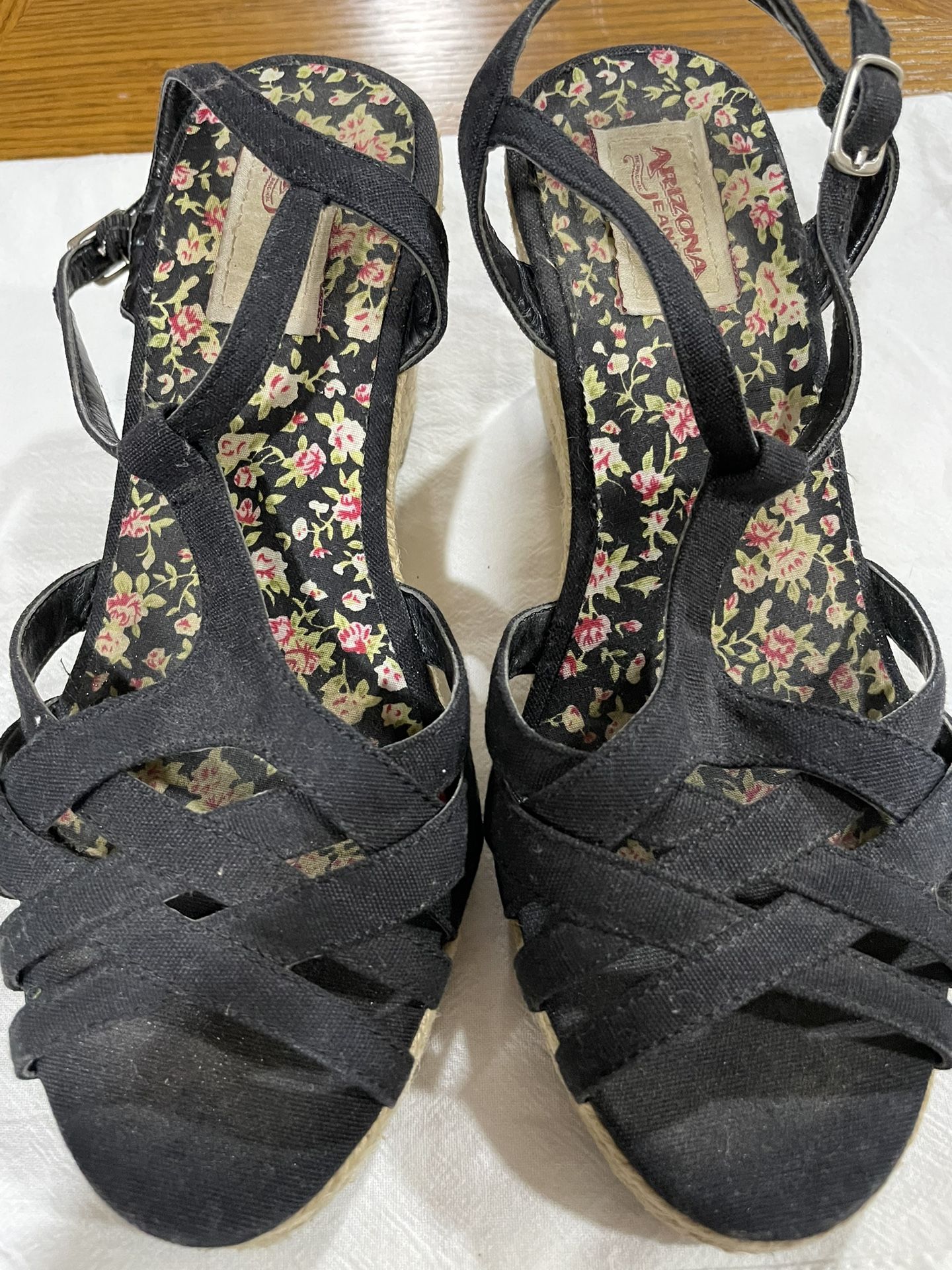 Arizona Jeans Size 2 Black Sandals
