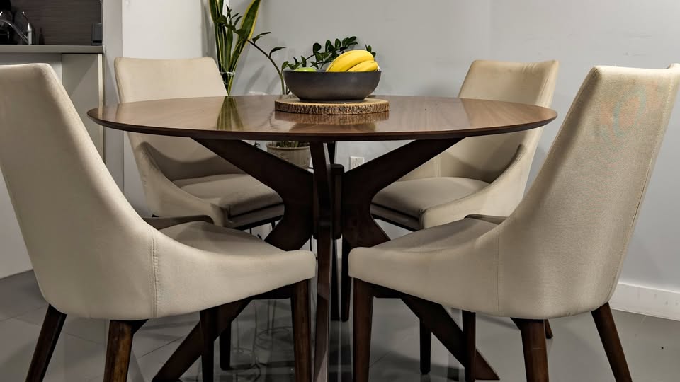 Walnut Mid-Century Round Dining Table – Kohut Style – Seats 4
