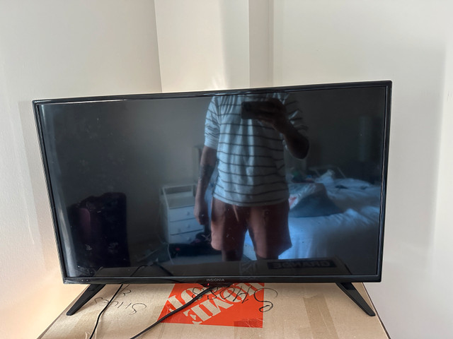 Insignia 32" UHD TV - photo 3