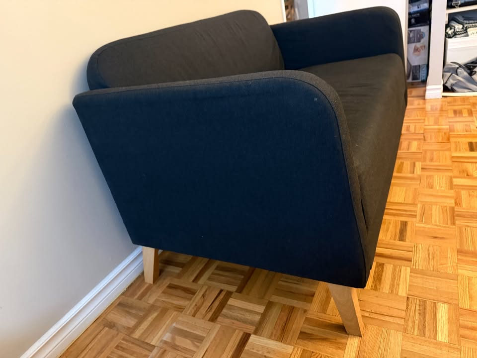 Black 2-Seater Sofa / Loveseat – Excellent Condition - photo 3