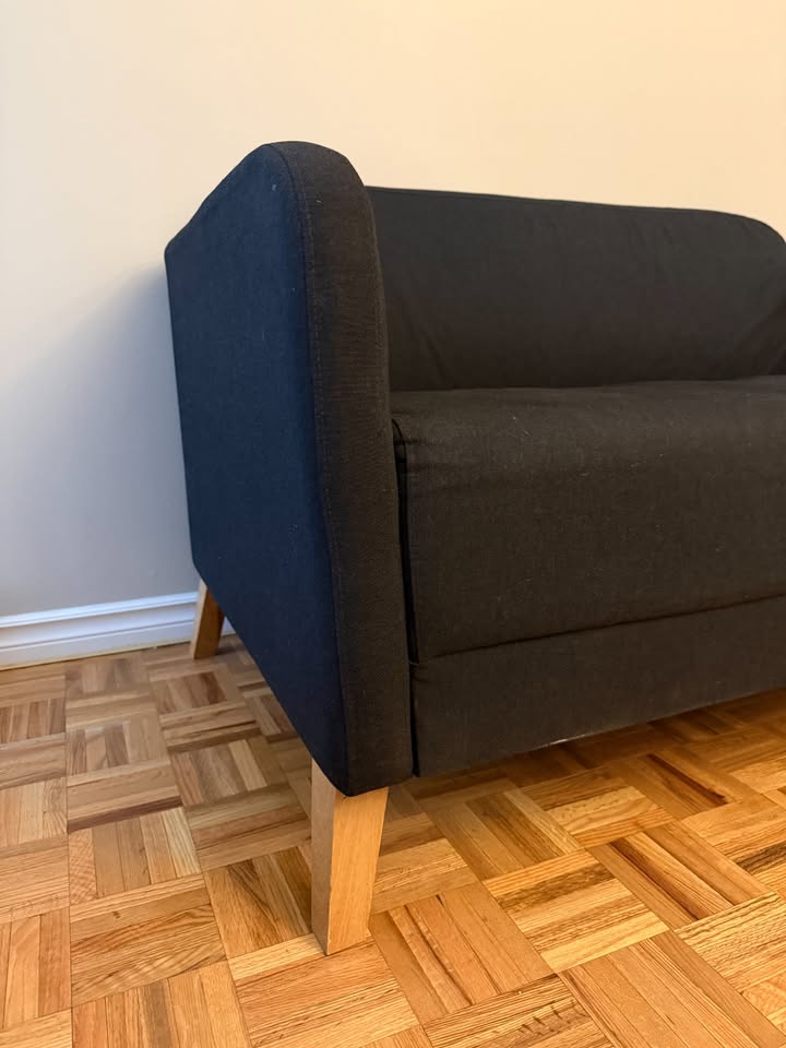 Black 2-Seater Sofa / Loveseat – Excellent Condition - photo 5