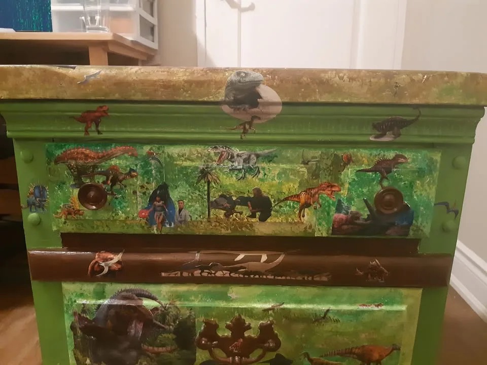 Jurassic Park/World End table image indicator(2)