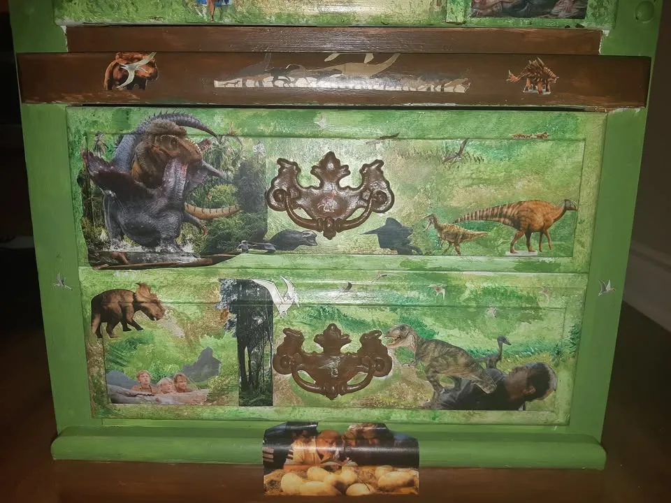 Jurassic Park/World End table image indicator(3)