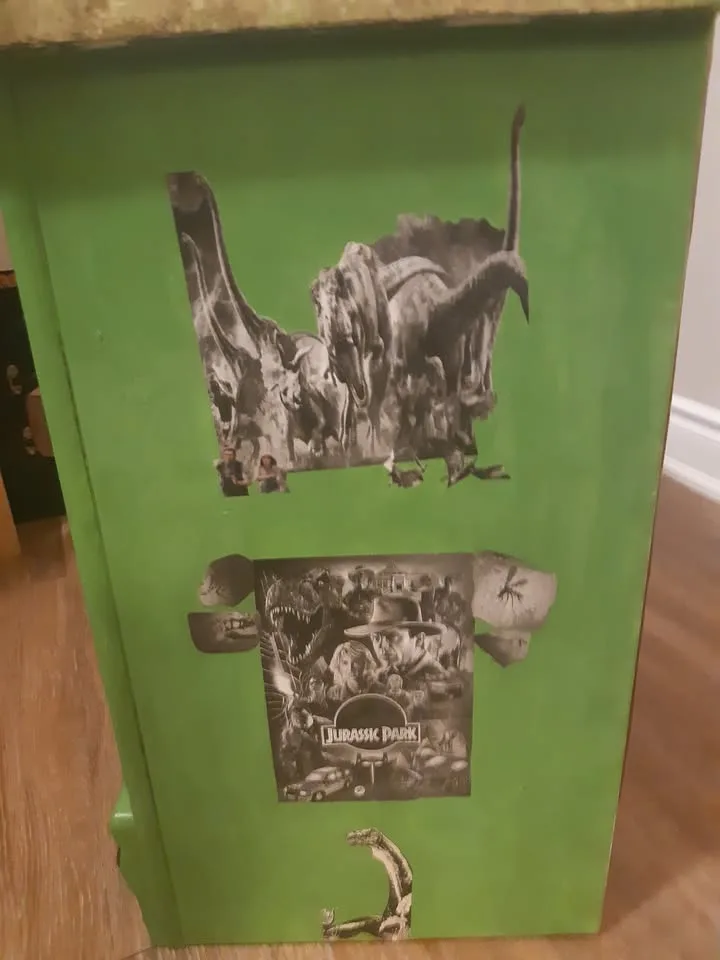 Jurassic Park/World End table image indicator(4)