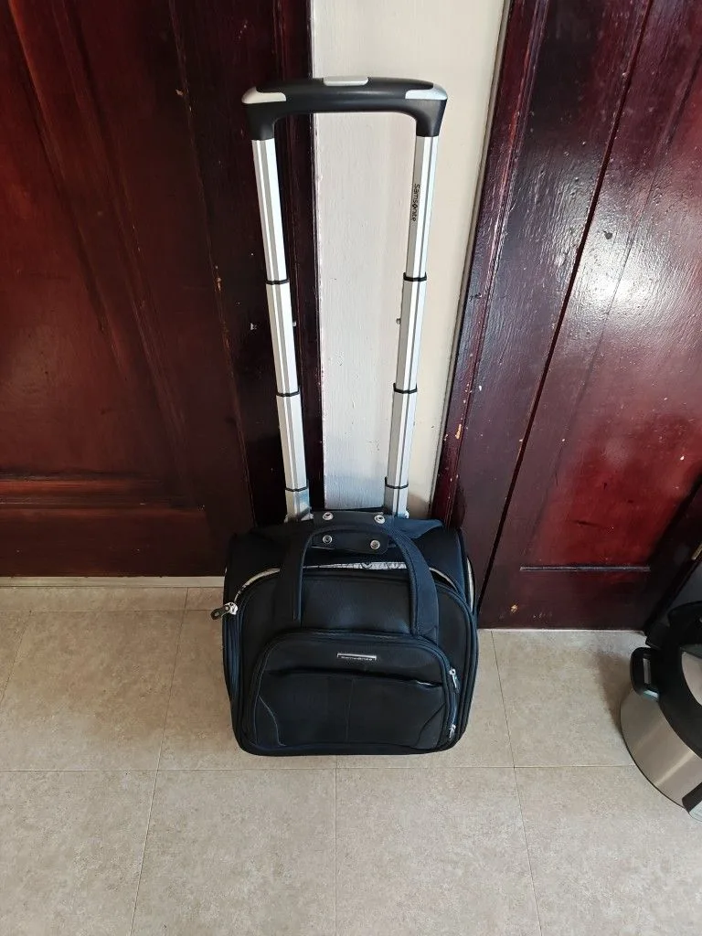 Luggage With Wheels And Handle image indicator(7)