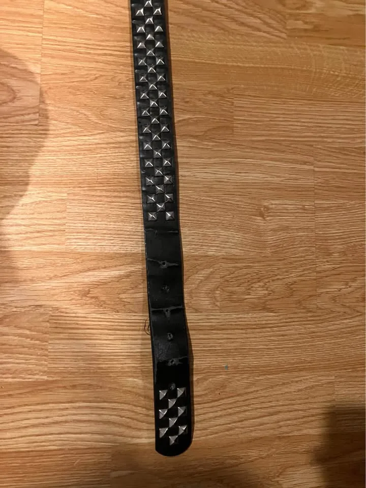 Black pyramid studded belt image indicator(2)