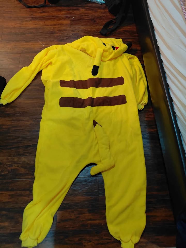 Pikachu Costume - Size medium for adult - photo 2