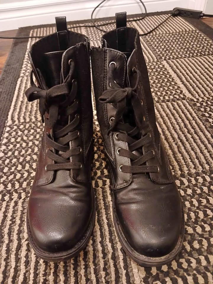 Black boots Size 9 for Woman