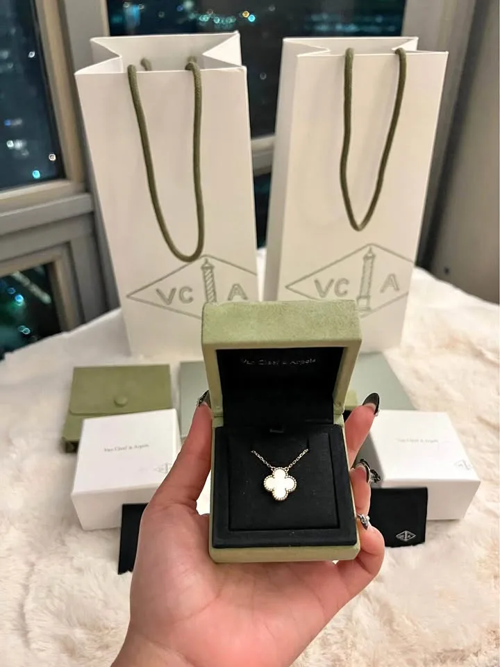 Van Cleef & Arpels Vintage Alhambra pendant - Mother of Pearl thumbnail