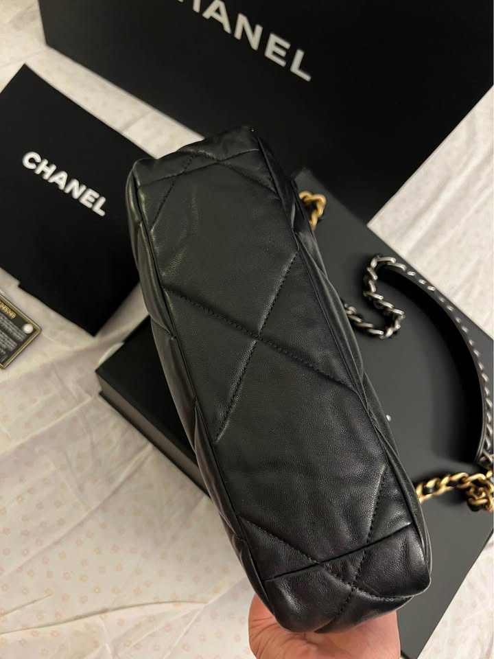 Chanel 19 Small Size Shiny Lamb Skin - photo 5