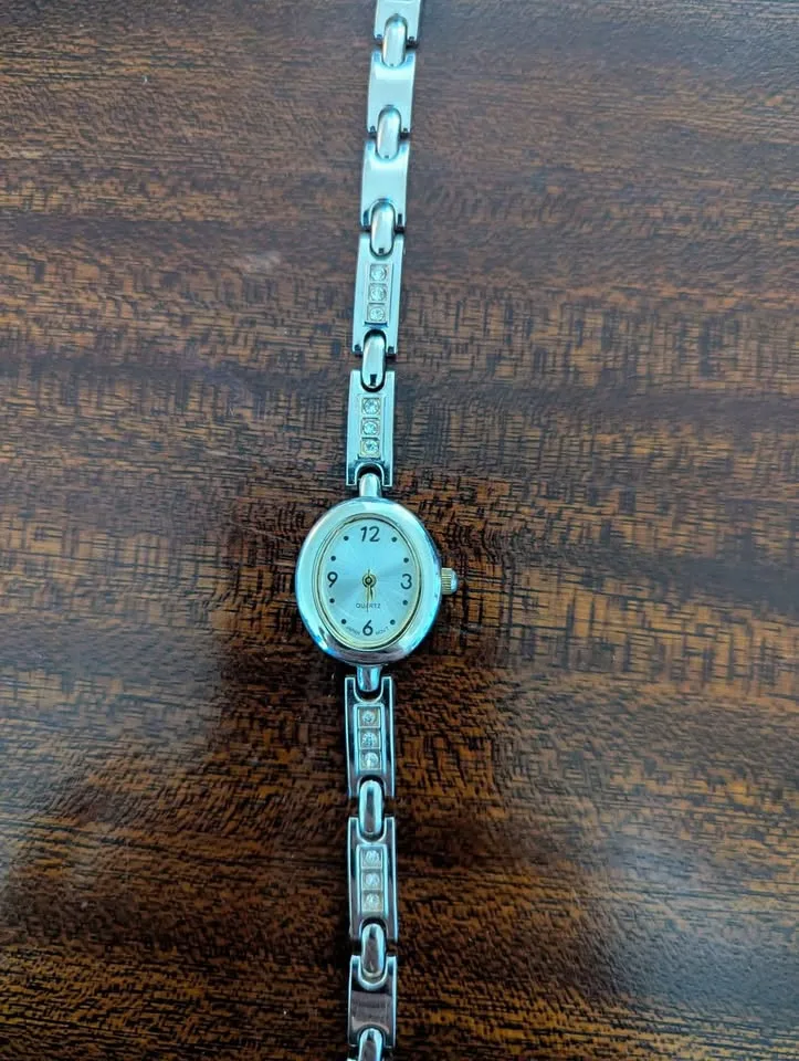 Ladies' Silver-Tone Watch with Link Bracelet image indicator(2)