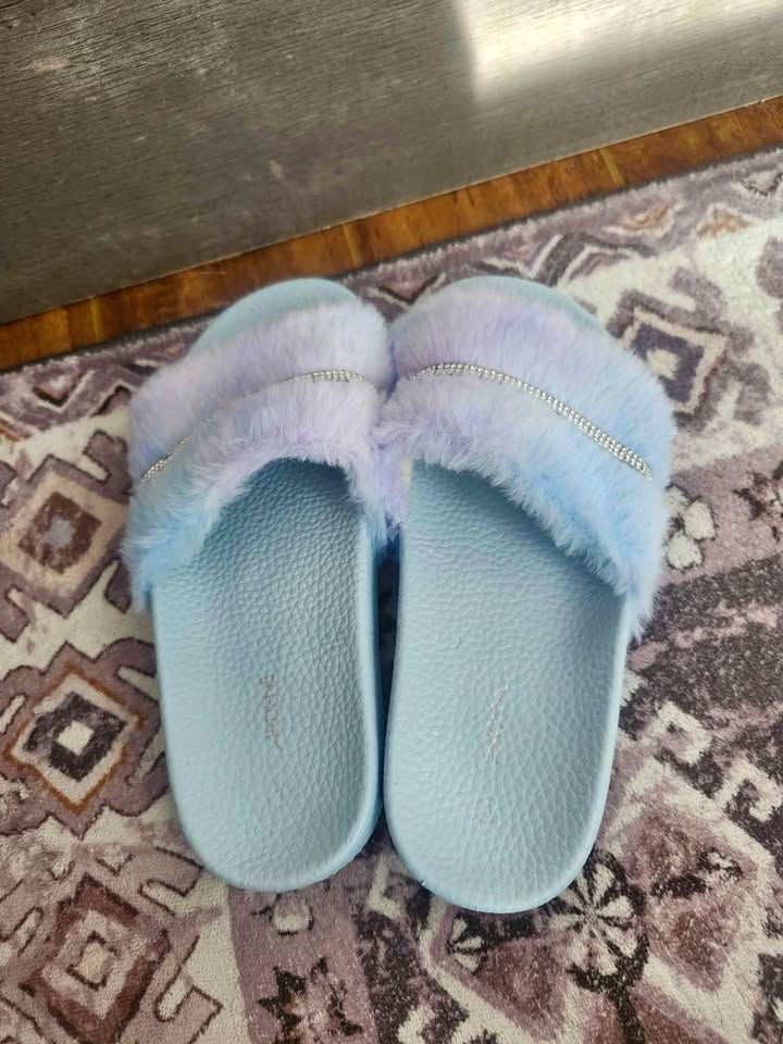 💜 Ardene Fuzzy Slides – Size 3  💜