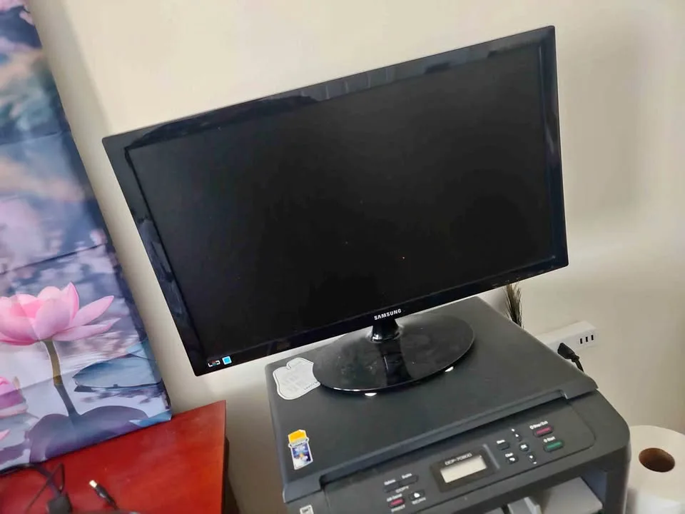 Samsung 27" LED Monitor thumbnail