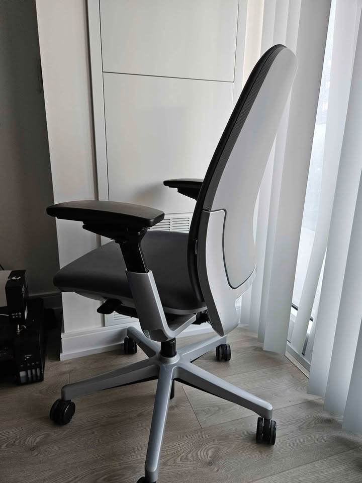 Steelcase Amia Ergonomic Chair - photo 2