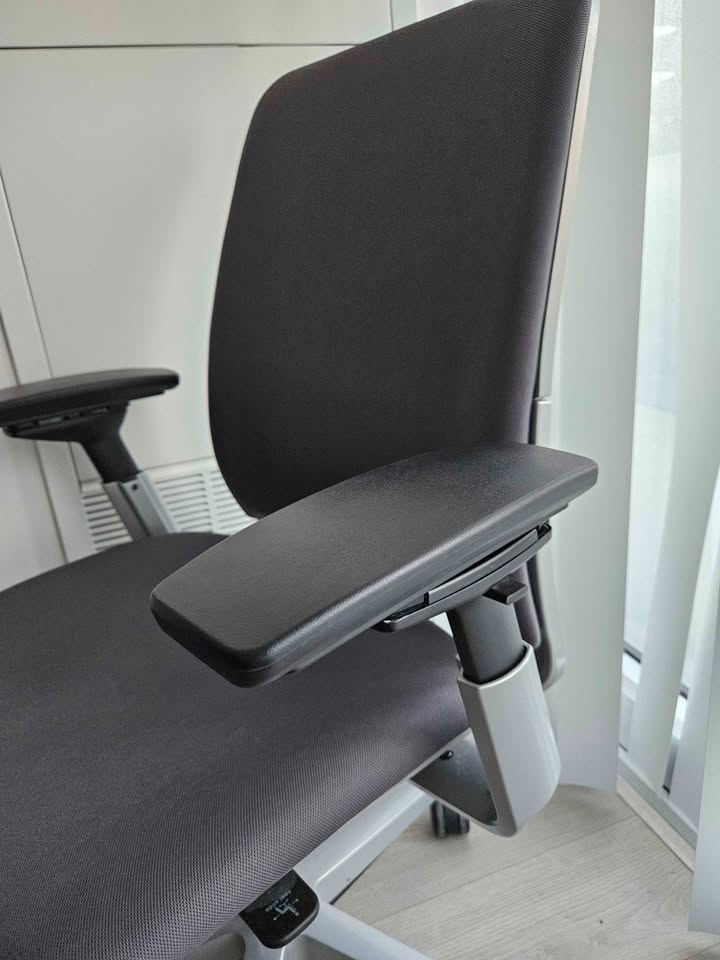 Steelcase Amia Ergonomic Chair - photo 3