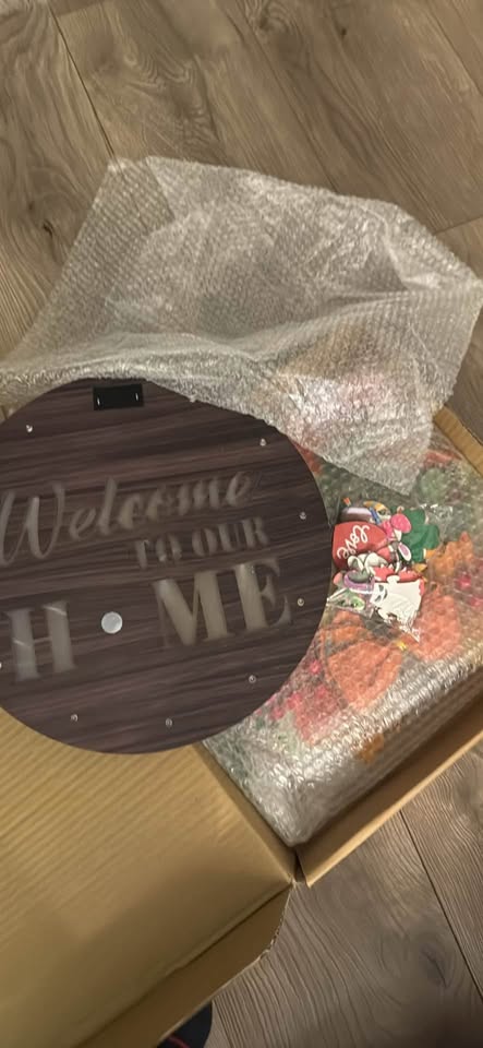 Interchangeable Welcome Sign with 4 Wreaths & 15 Icons - photo 2