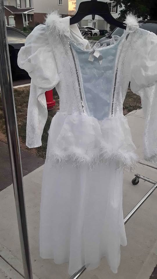 🥕White Princess Gown with fur collar size m