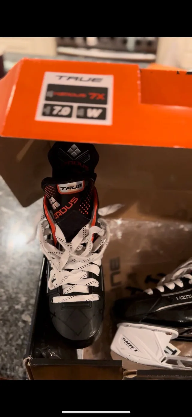 True Hockey Senior Skates HZRDUS 7X image indicator(6)