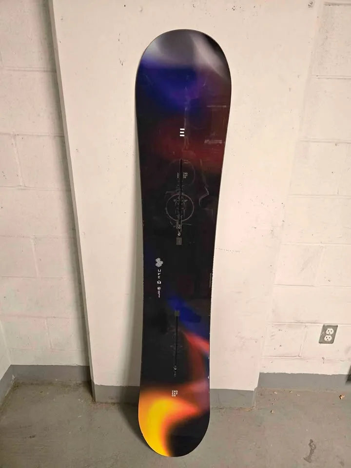 Endeavor 153 Live 2023 snowboard + Sport Chek wax card