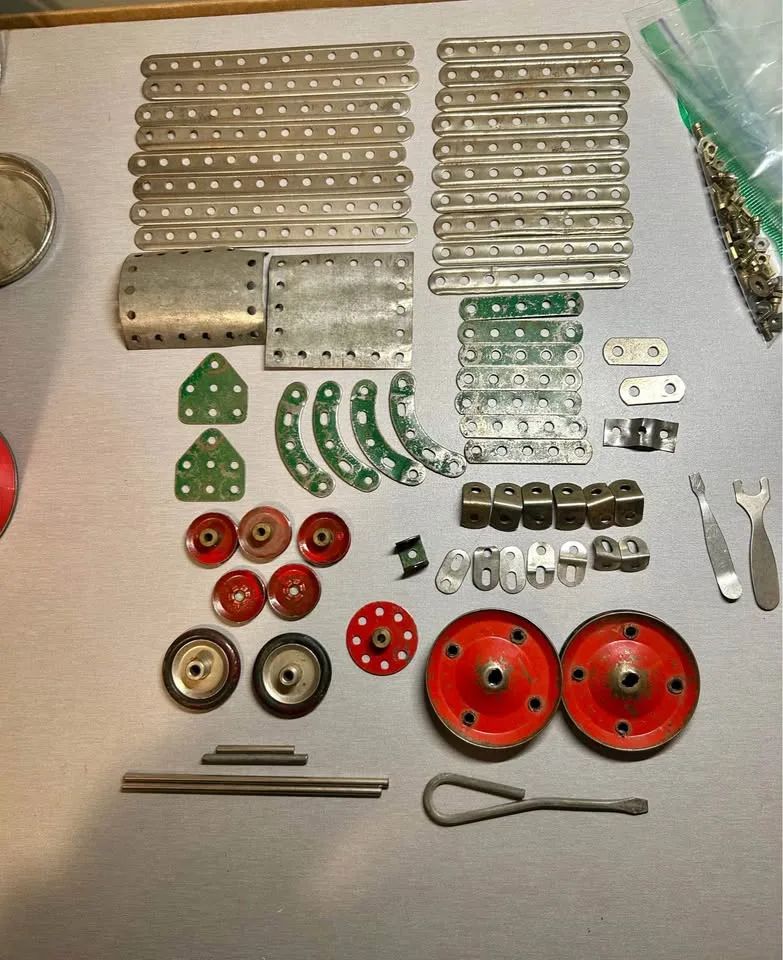 Vintage Engineer Junior Construction Set Toronto Tin image indicator(2)