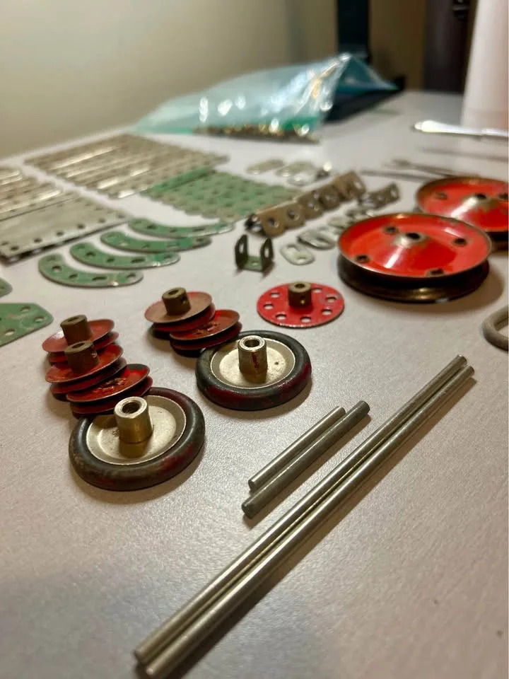 Vintage Engineer Junior Construction Set Toronto Tin image indicator(8)