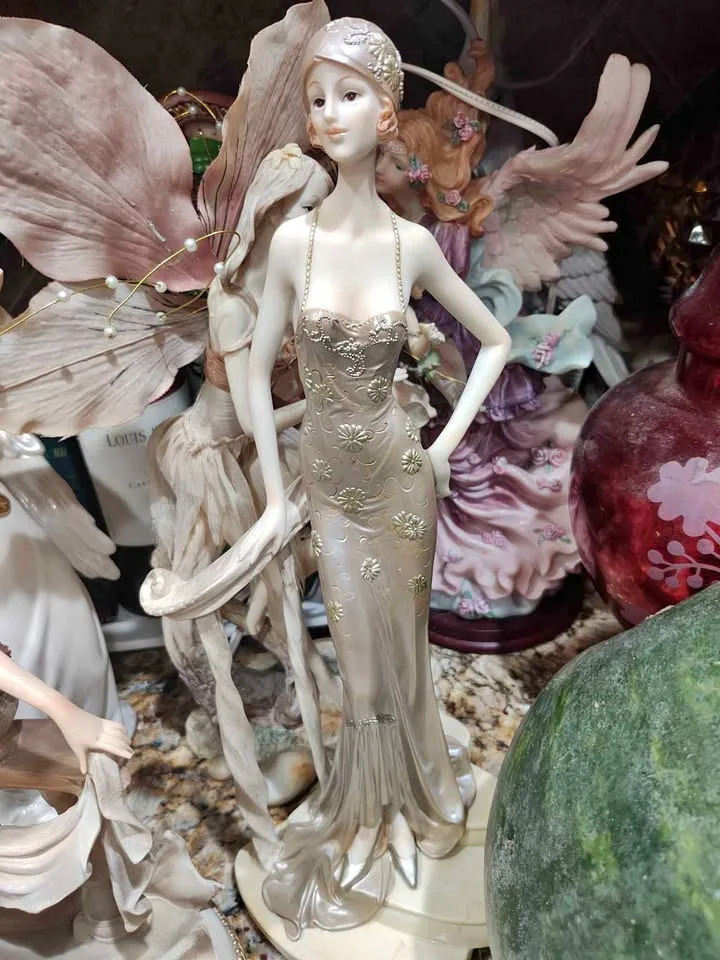 Art Deco Broadway Belles Figurine thumbnail