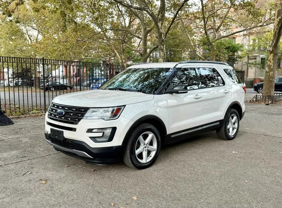 2016 Ford Explorer · XLT Sport Utility 4D image indicator(3)