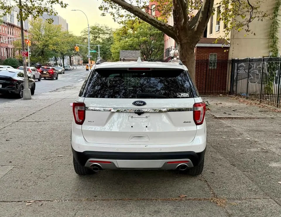 2016 Ford Explorer · XLT Sport Utility 4D image indicator(4)