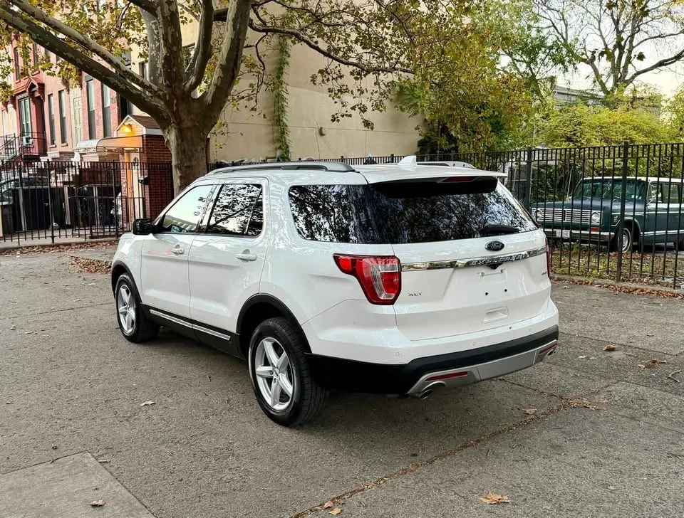 2016 Ford Explorer · XLT Sport Utility 4D image indicator(6)