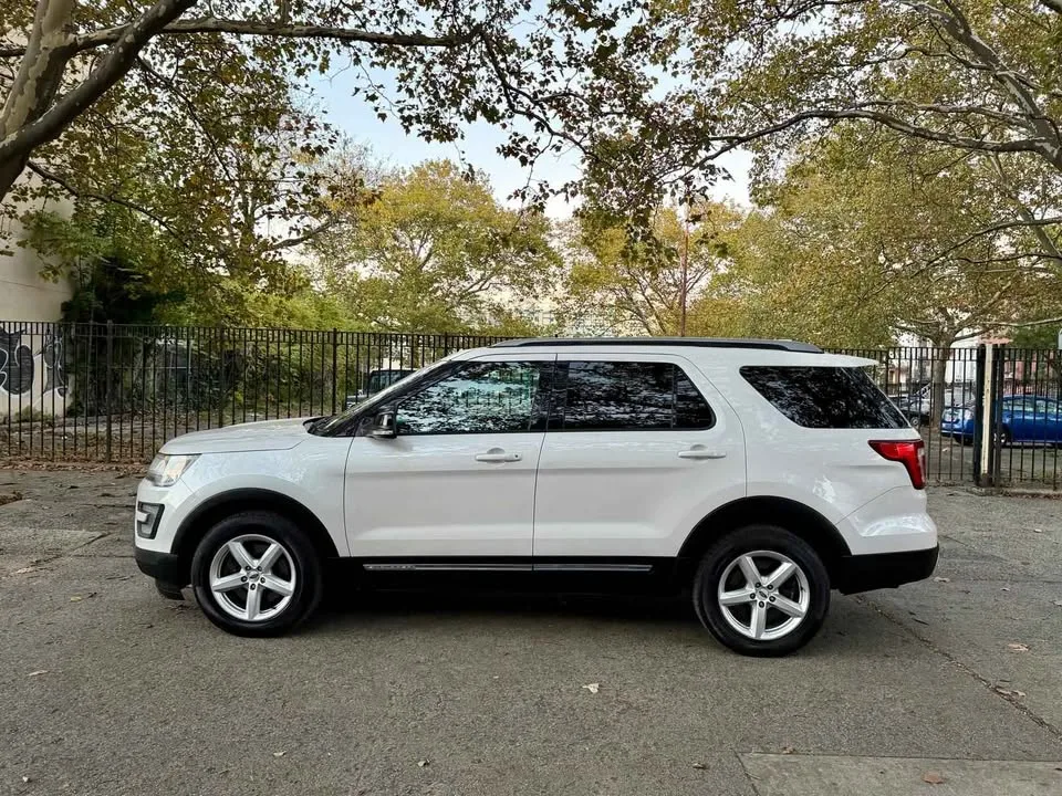 2016 Ford Explorer · XLT Sport Utility 4D image indicator(7)