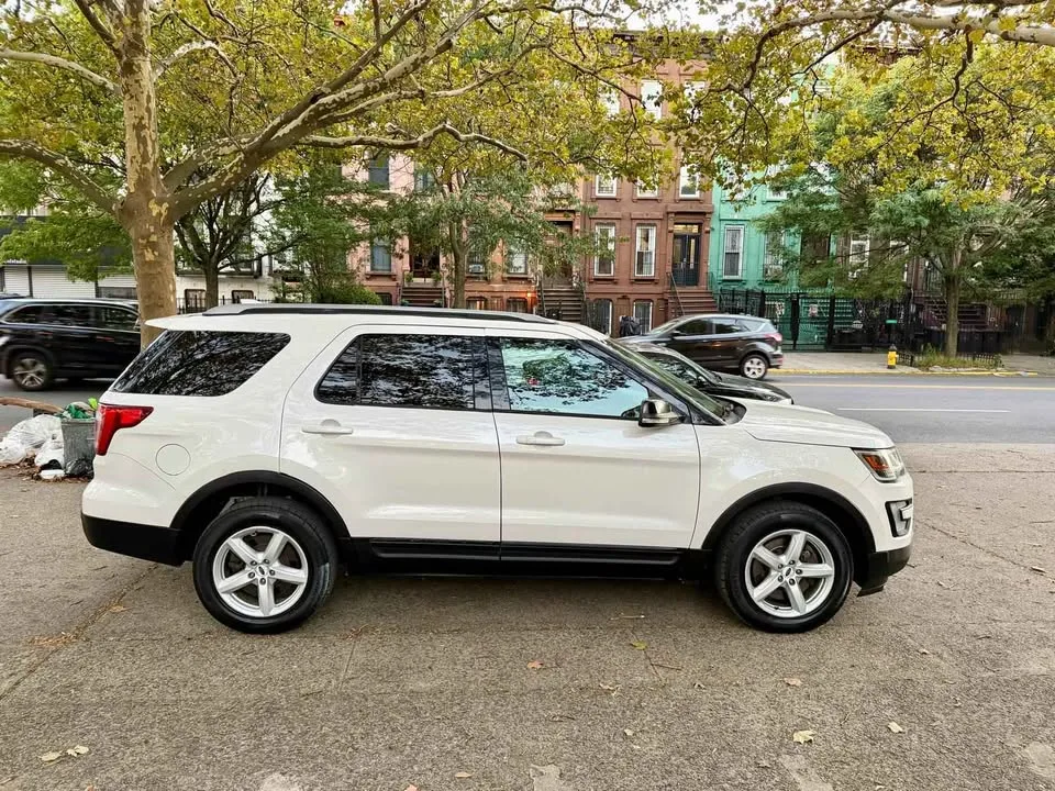 2016 Ford Explorer · XLT Sport Utility 4D image indicator(8)