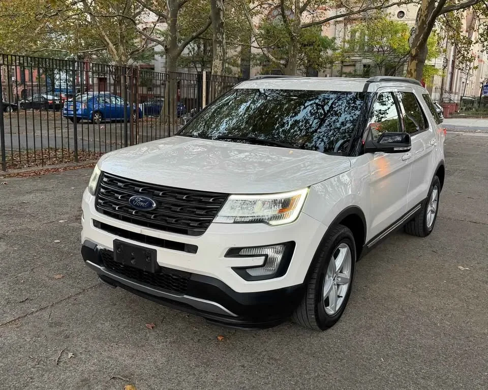 2016 Ford Explorer · XLT Sport Utility 4D image indicator(9)