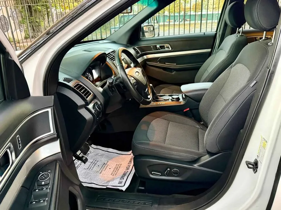 2016 Ford Explorer · XLT Sport Utility 4D image indicator(10)