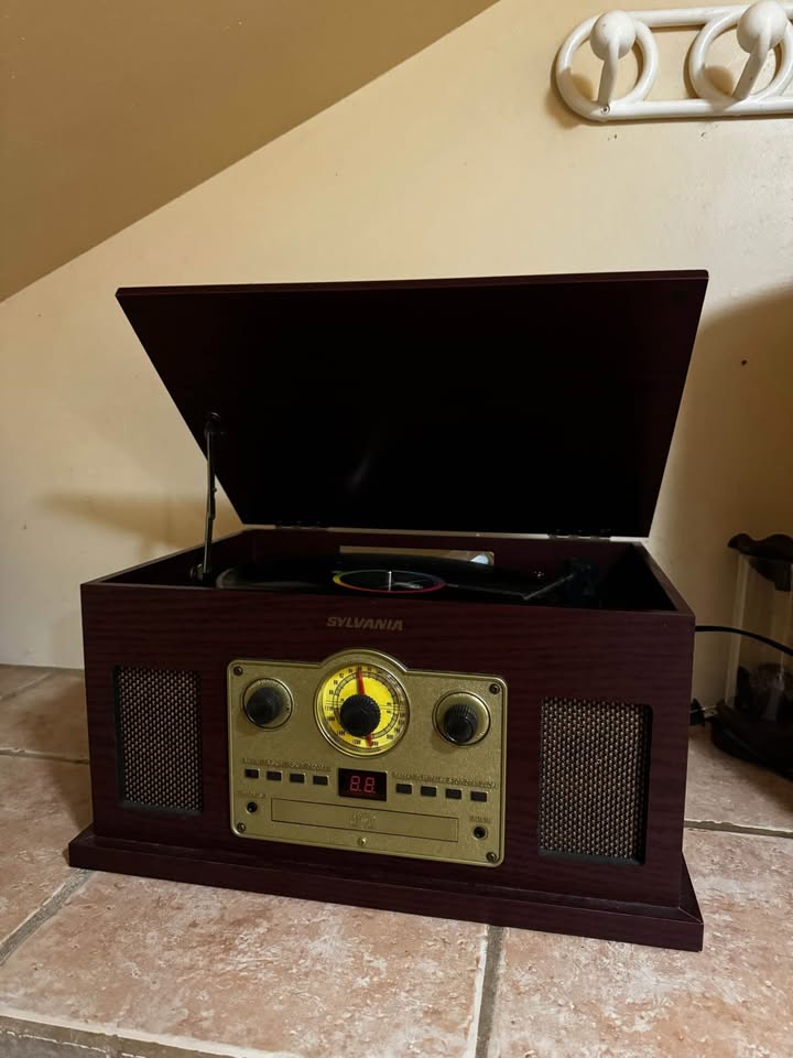 Sylvania Turntable and CD player - photo 3
