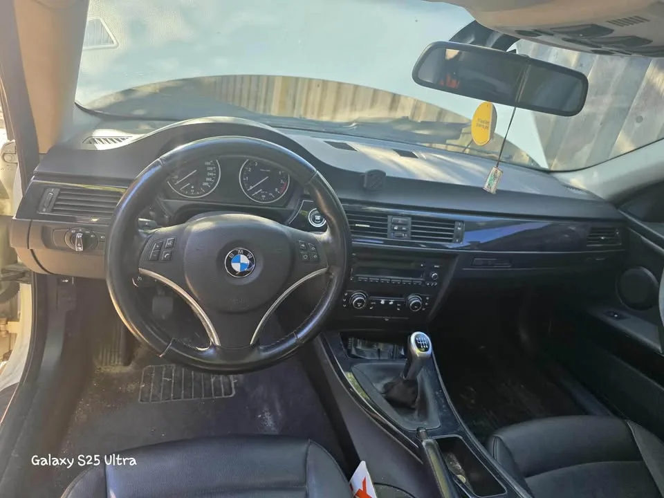 2011 BMW 3 Series image indicator(8)