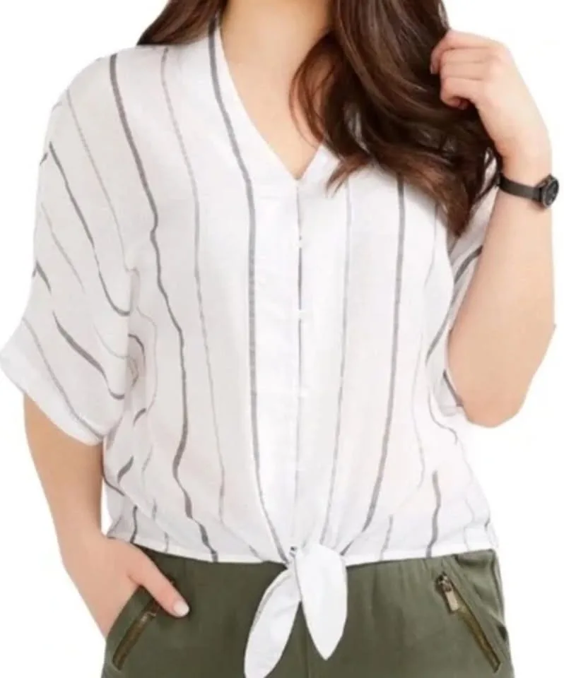 Women's t-shirt $5 size S and White Top Size Xl Reitman's $10 image indicator(7)