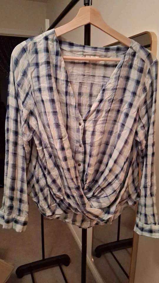 Women's t-shirt $5 size S and White Top Size Xl Reitman's $10 image indicator(8)