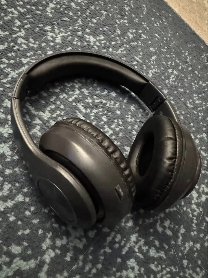 Brookstone wireless Bluetooth headphones image indicator(2)