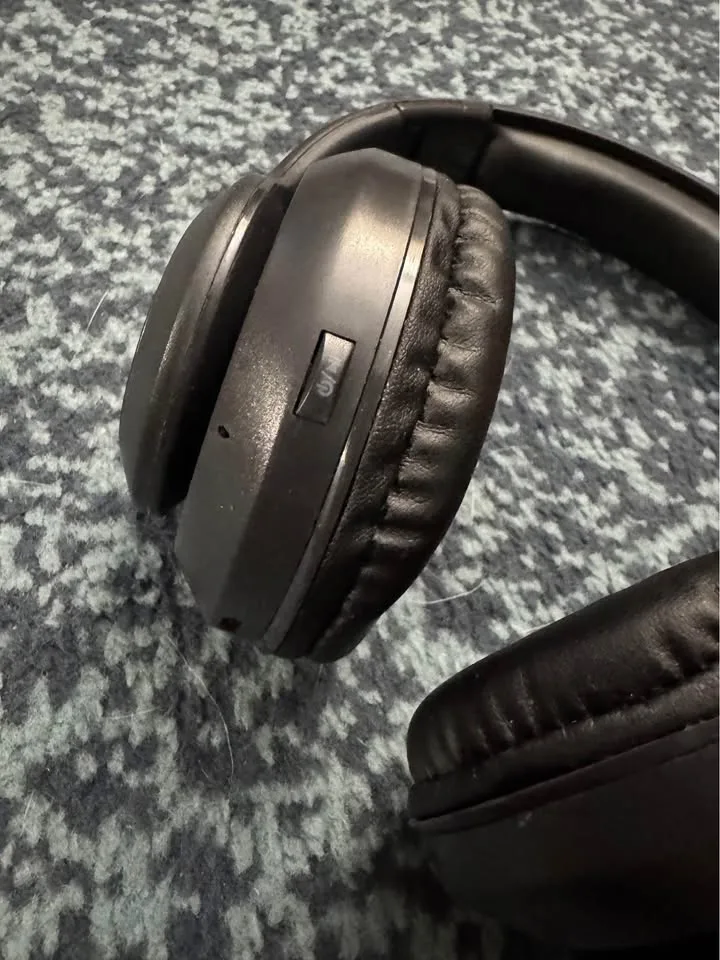 Brookstone wireless Bluetooth headphones image indicator(4)
