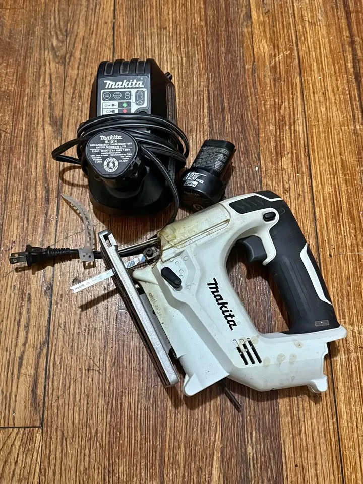 Makita Cordless Saw Machine Tool With Charger & 2 Batteries thumbnail