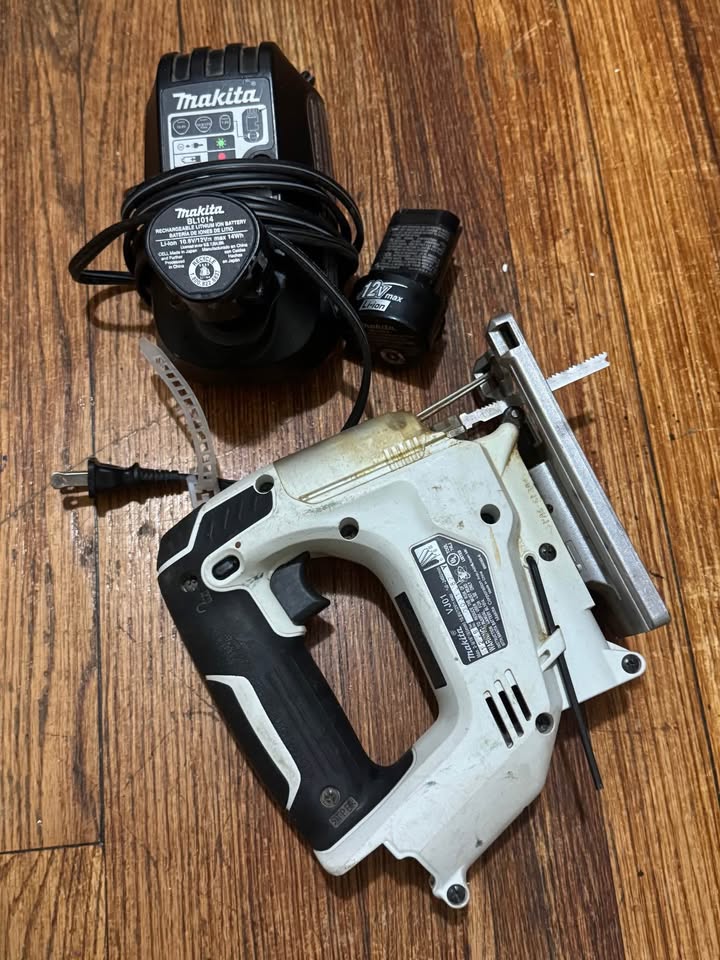 Makita Cordless Saw Machine Tool With Charger & 2 Batteries - photo 2