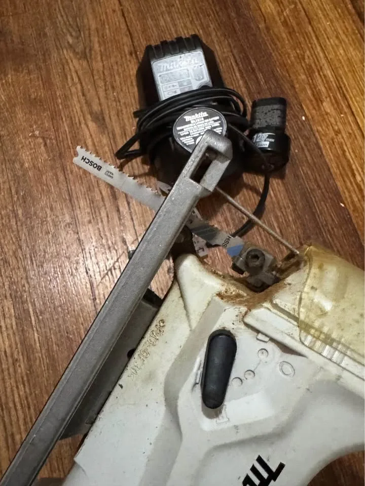 Makita Cordless Saw Machine Tool With Charger & 2 Batteries image indicator(3)