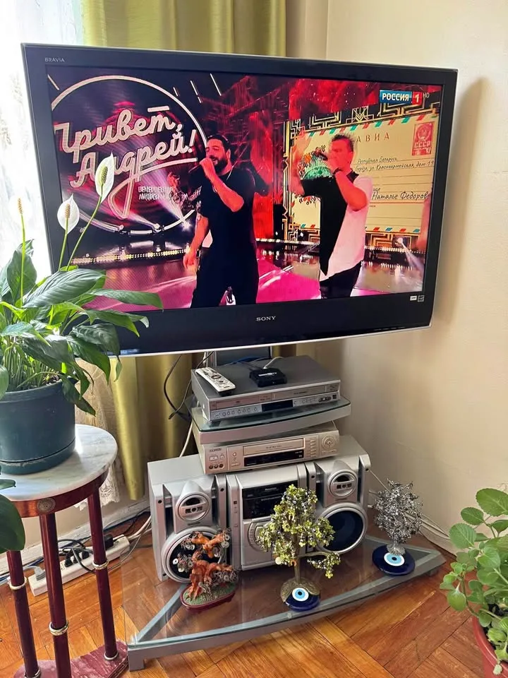 Tv gravity stand with lower and upper shelf thumbnail