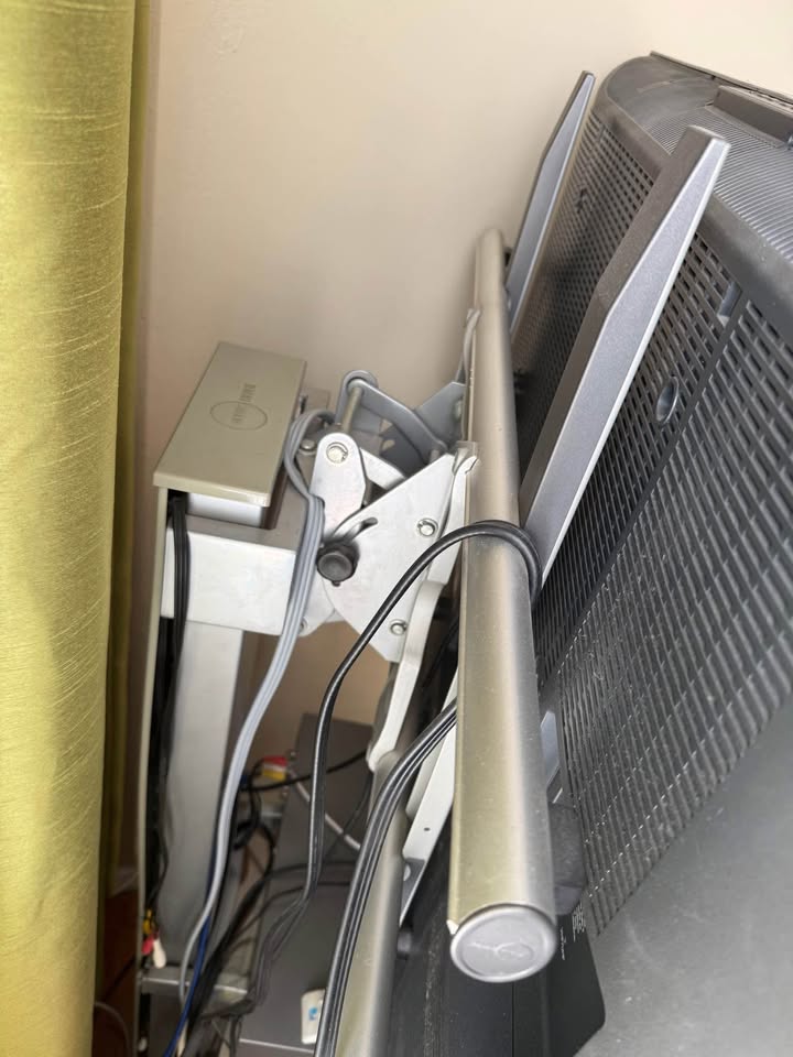 Tv gravity stand with lower and upper shelf - photo 3