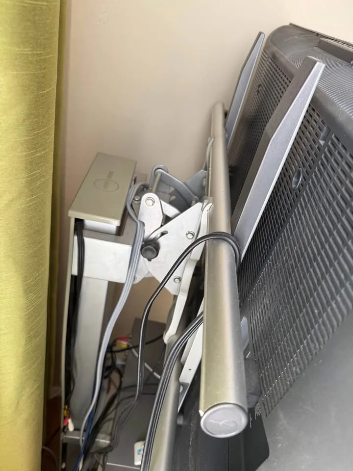 Tv gravity stand with lower and upper shelf image indicator(3)